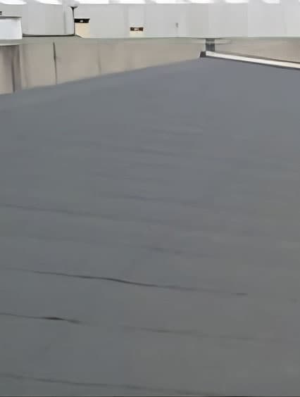 Intervento di posa certificata di guaina bituminosa ardesiata su tetto residenziale con lucernario, per impermeabilizzazione garantita.