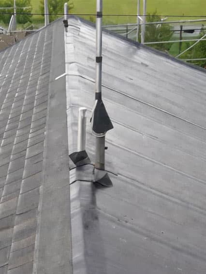 Copertura piana industriale impermeabilizzata con guaina ardesiata grigia, ideale per richiedere un preventivo di rifacimento tetto.