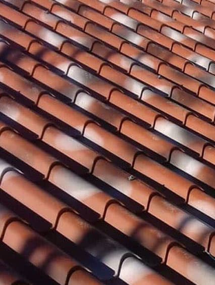 Copertura residenziale realizzata con pannelli coibentati finto coppo antichizzato, ideale per richiedere un preventivo di rifacimento tetto.