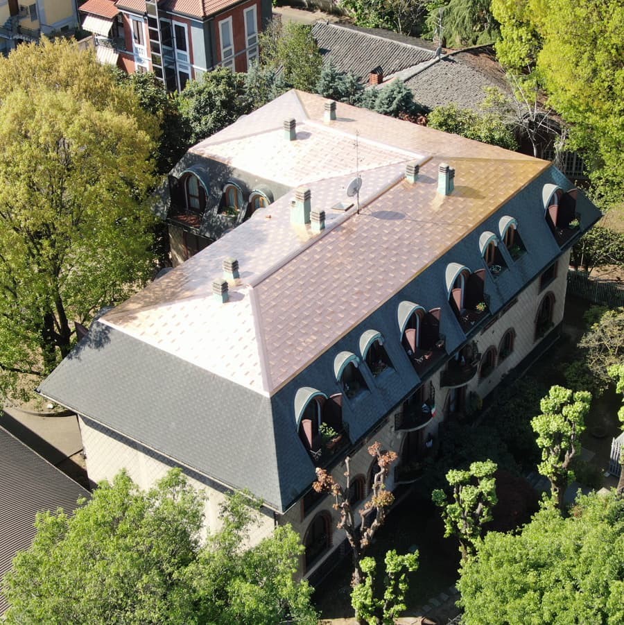 Sopralluoghi tecnici con drone per ispezione e valutazione di un tetto in rame.